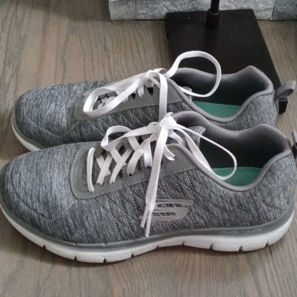 Comfy Skechers gym shoes - Picture 4 of 4